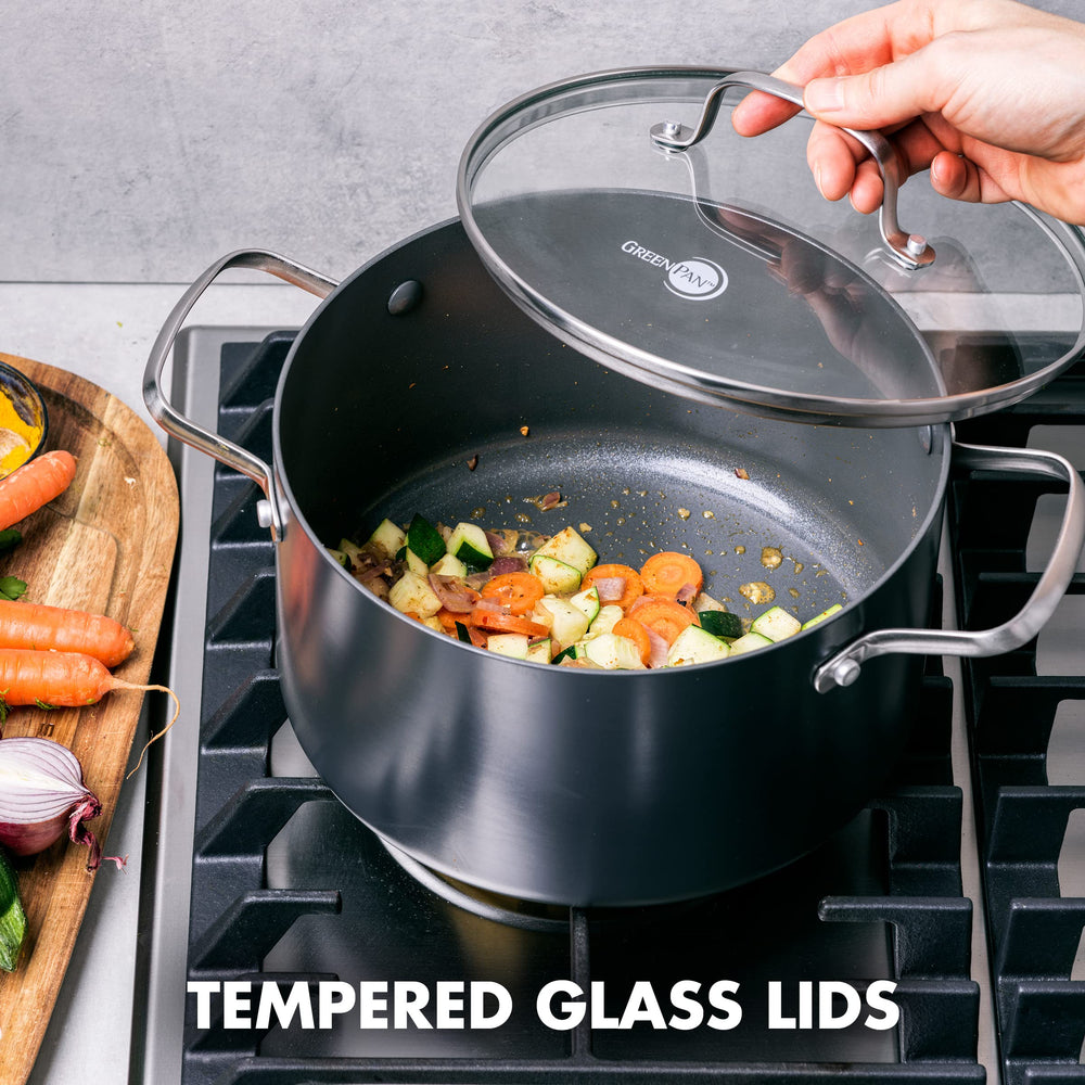 GreenPan comparaison d'échelle avec mains montrant tailles réelles des casseroles