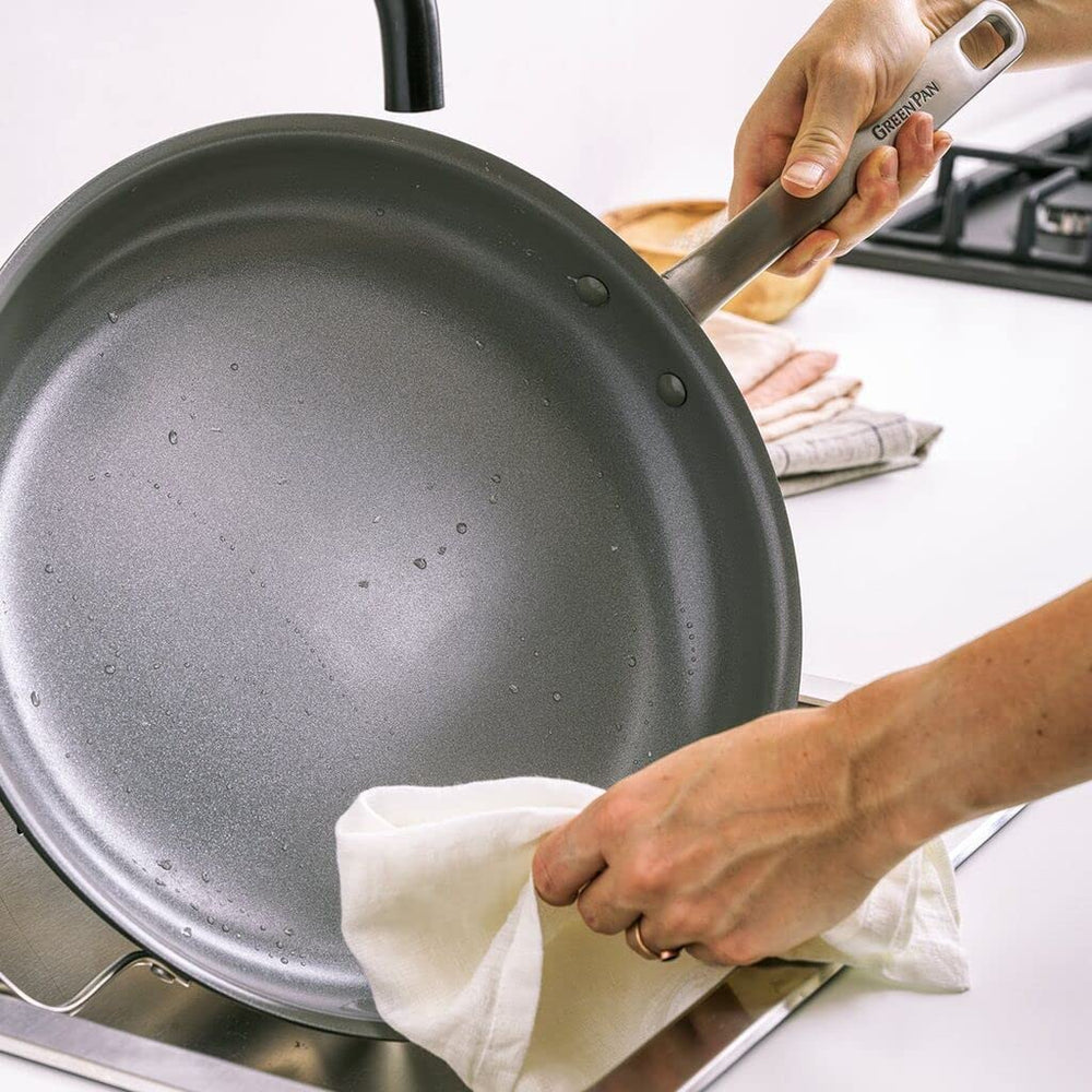 GreenPan comparaison de taille montrant l'échelle 20 cm pour portions individuelles