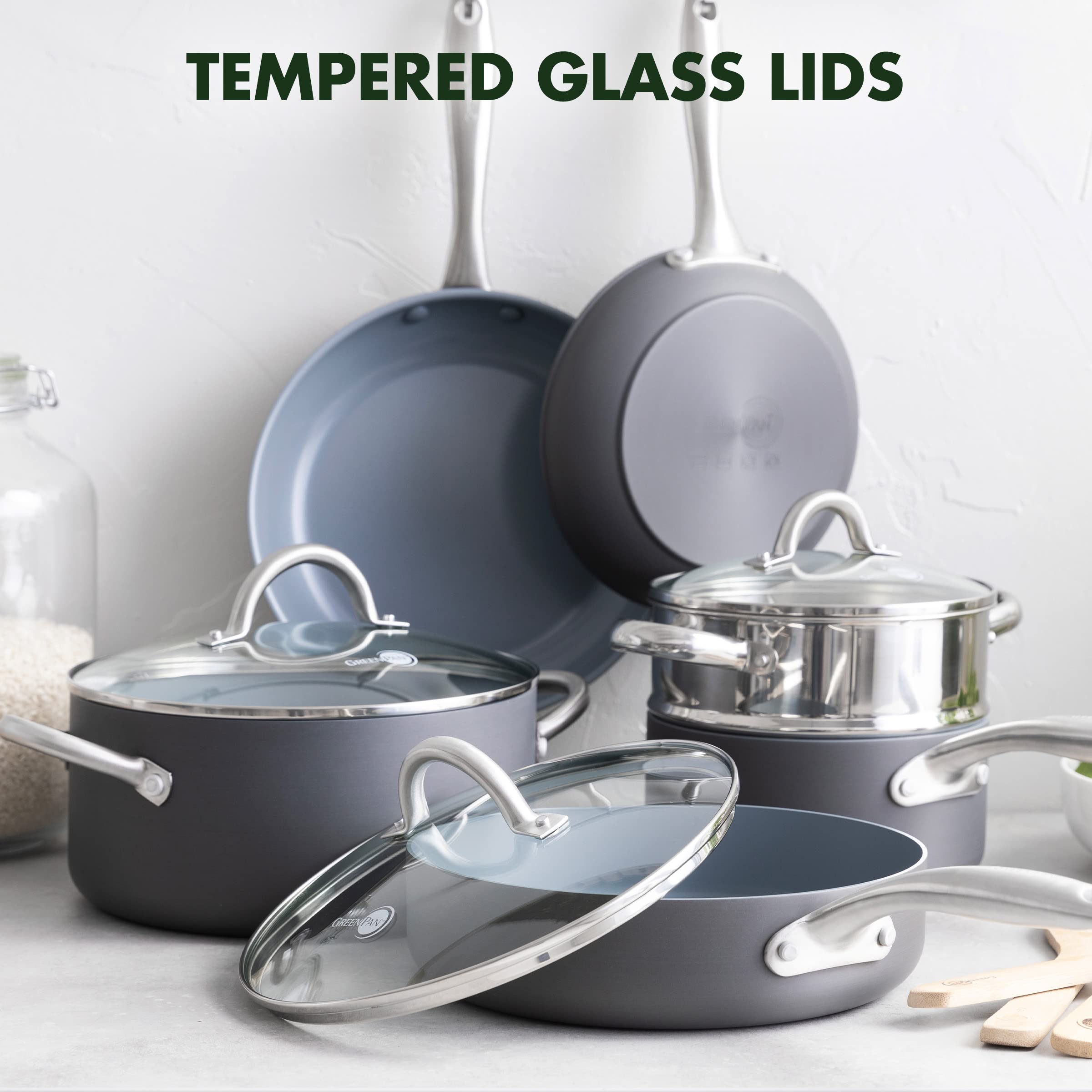 GreenPan comparaison taille avec une main pour évaluer l’échelle