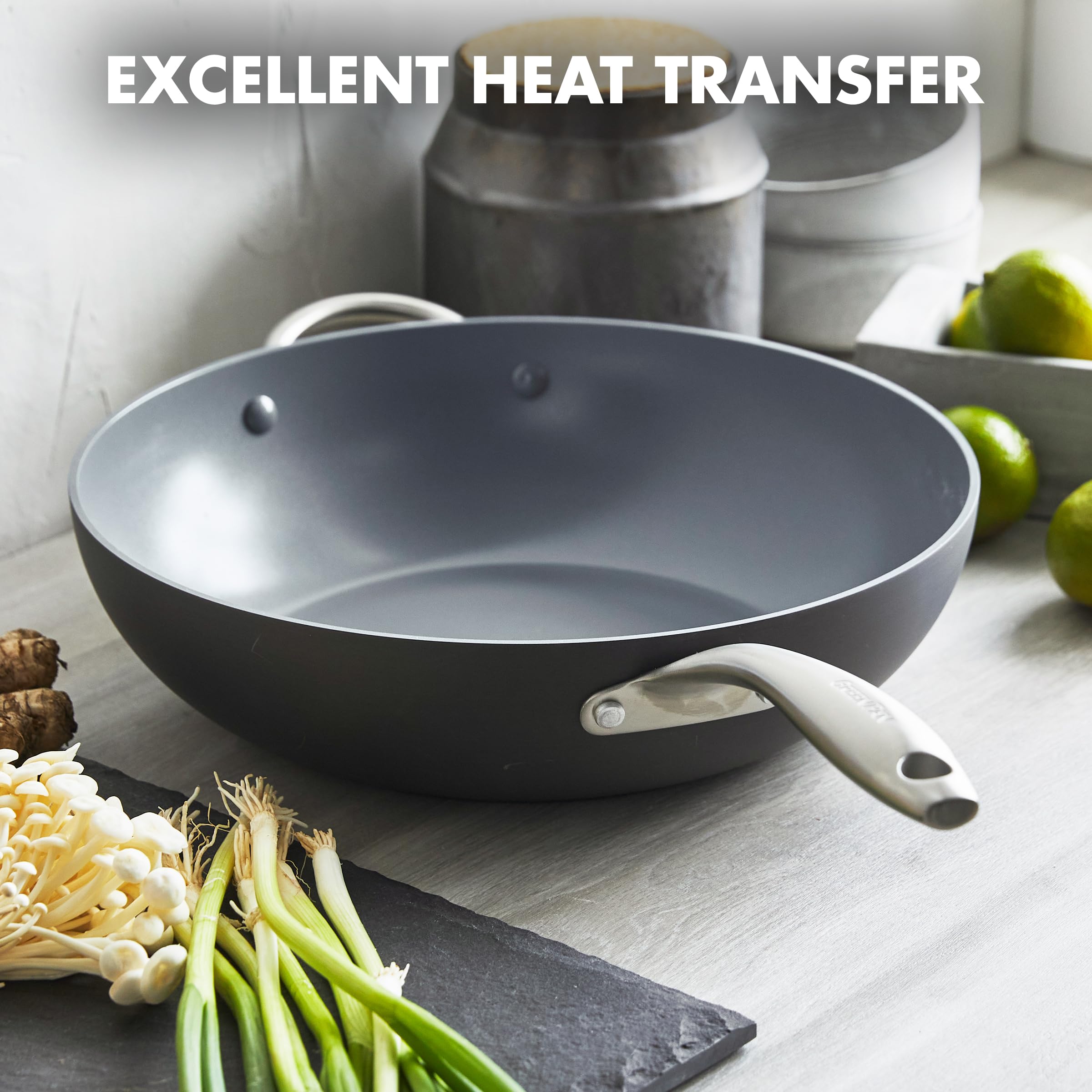GreenPan Lima wok à côté d'une règle pour comparaison de taille utile