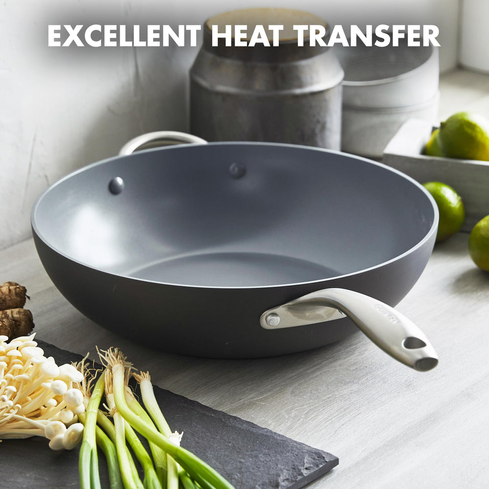 GreenPan Lima wok à côté d'une règle pour comparaison de taille utile