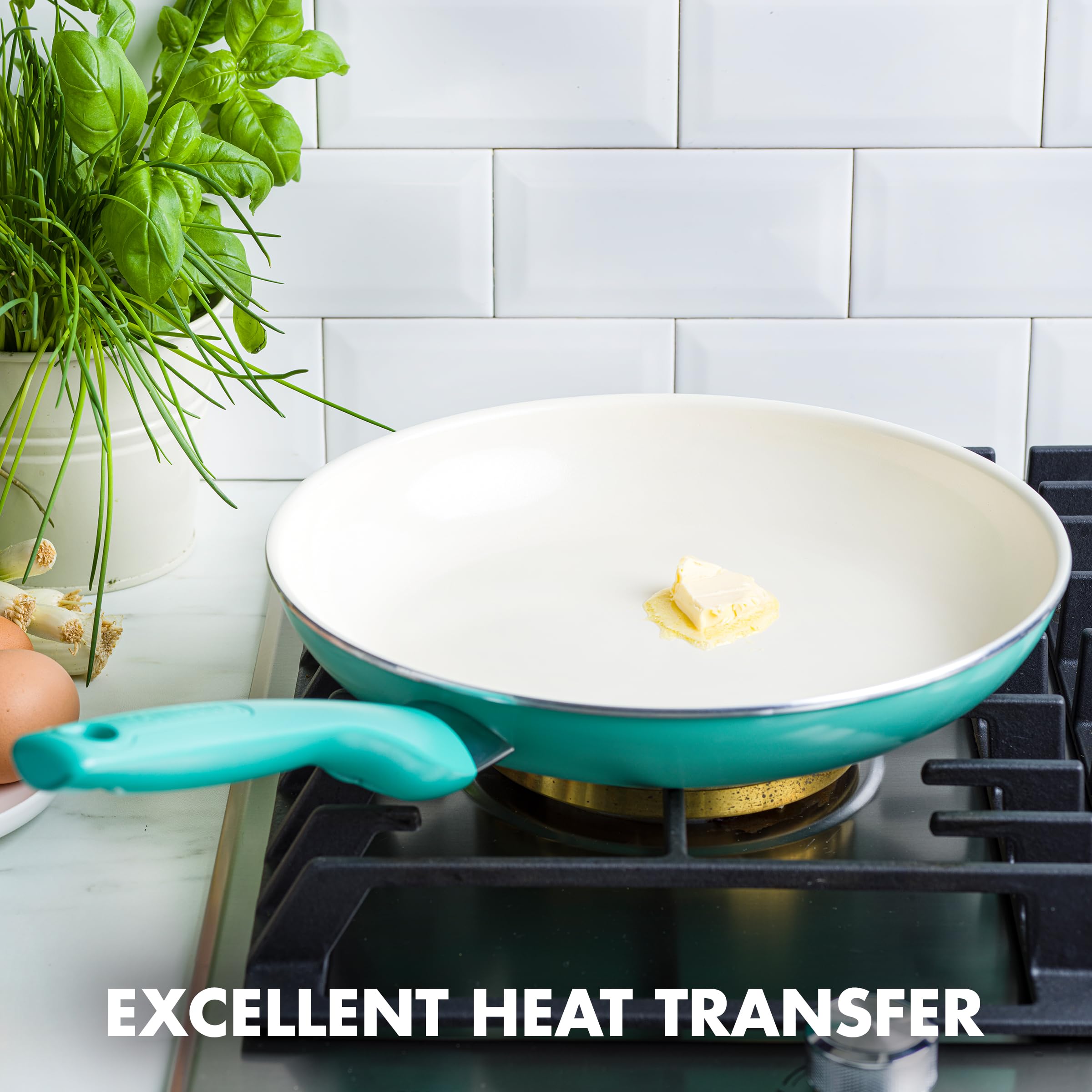 GreenPan poêle en usage montrant sauté d'ingrédients sans adhérence