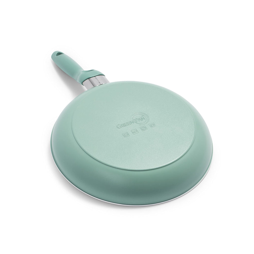 GreenPan duo posé sur plan de travail turquoise apportant style et couleur