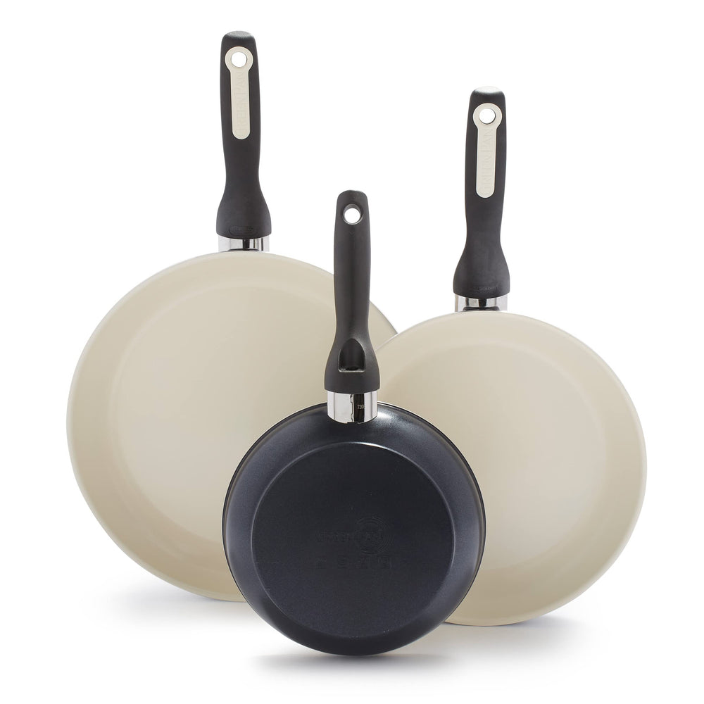 GreenPan vue frontale des poêles mettant en valeur le design coloré et l’antiadhésif
