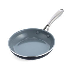 GreenPan Swift face avant montrant la finition noire et le bord verseur pour un transfert propre