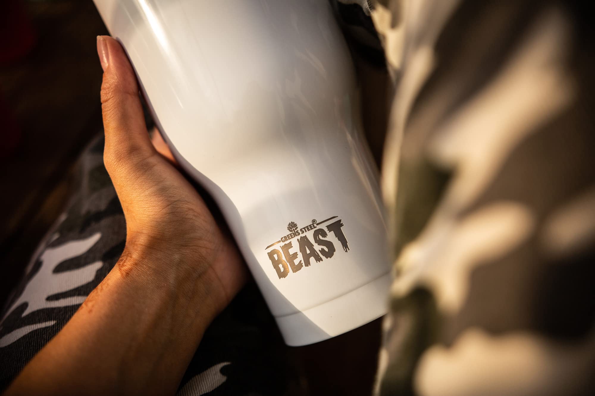 Greens Steel BEAST en usage gardant café chaud pendant un trajet