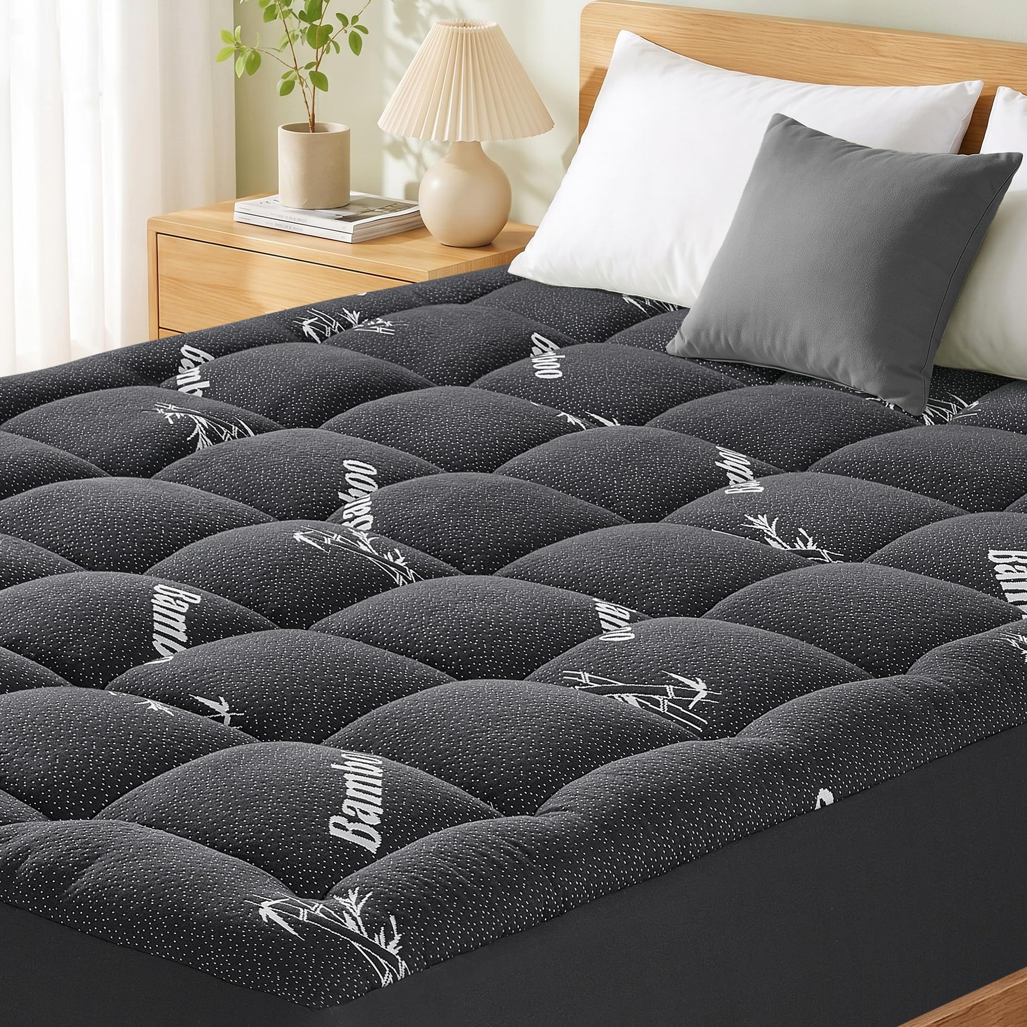 GRUSIGN surmatelas face avant noir apportant confort et esthétisme