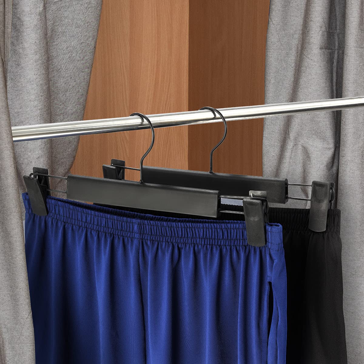 GUANJUNE cintres dans une chambre démontrant rangement soigné et esthétique