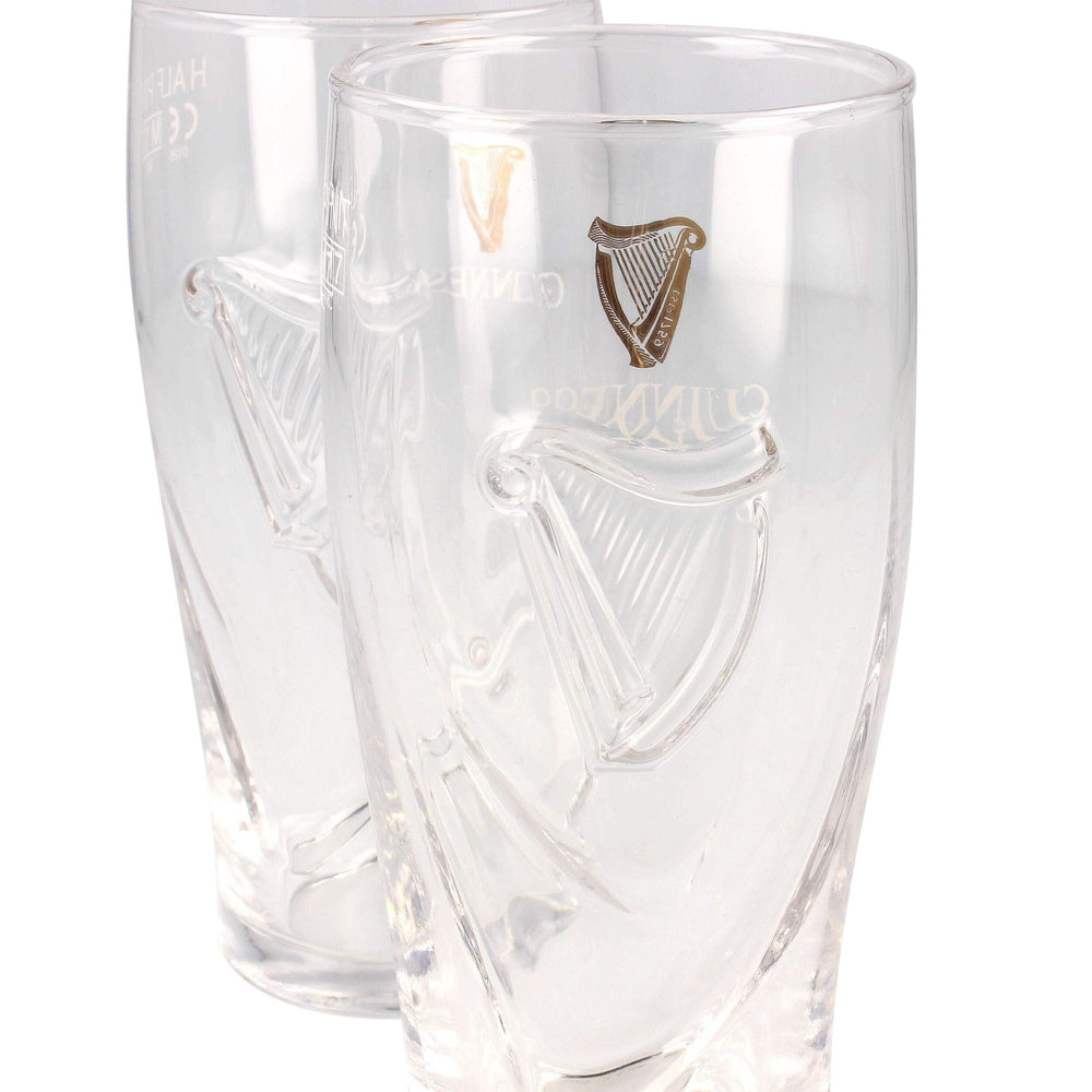Guinness paires sur table en situation conviviale, style authentique