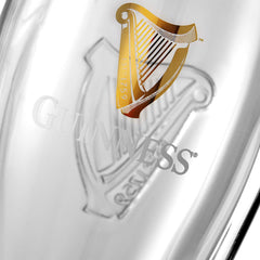 Guinness deux verres ensemble sur table pour partager une pinte