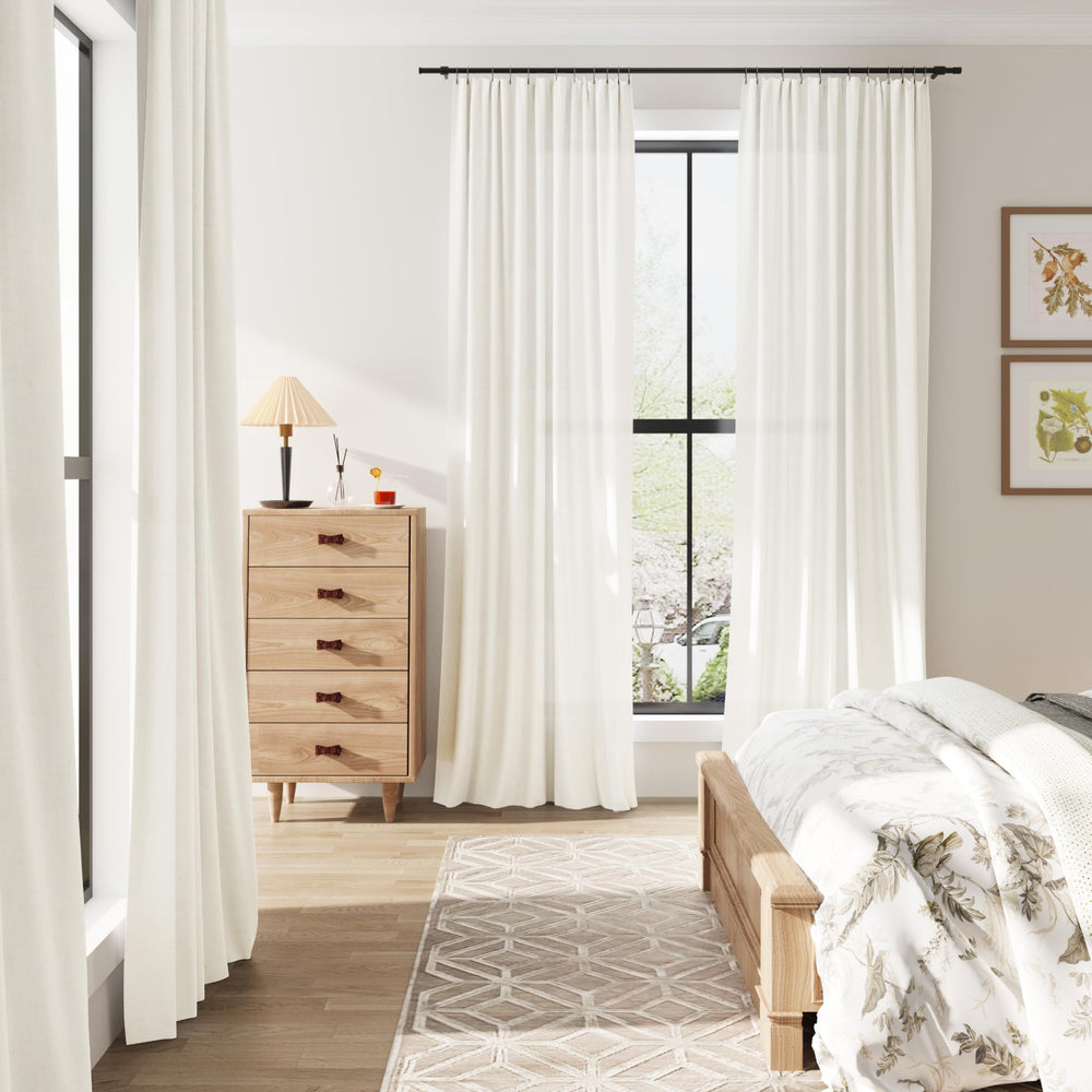 Guken rideaux accrochés dans un salon créant une atmosphère cosy et lumineuse
