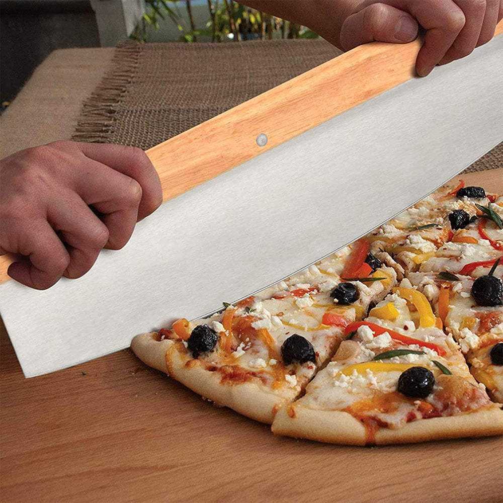 Gyreuni pizza cuite sur barbecue en situation, résultats croustillants et dorés