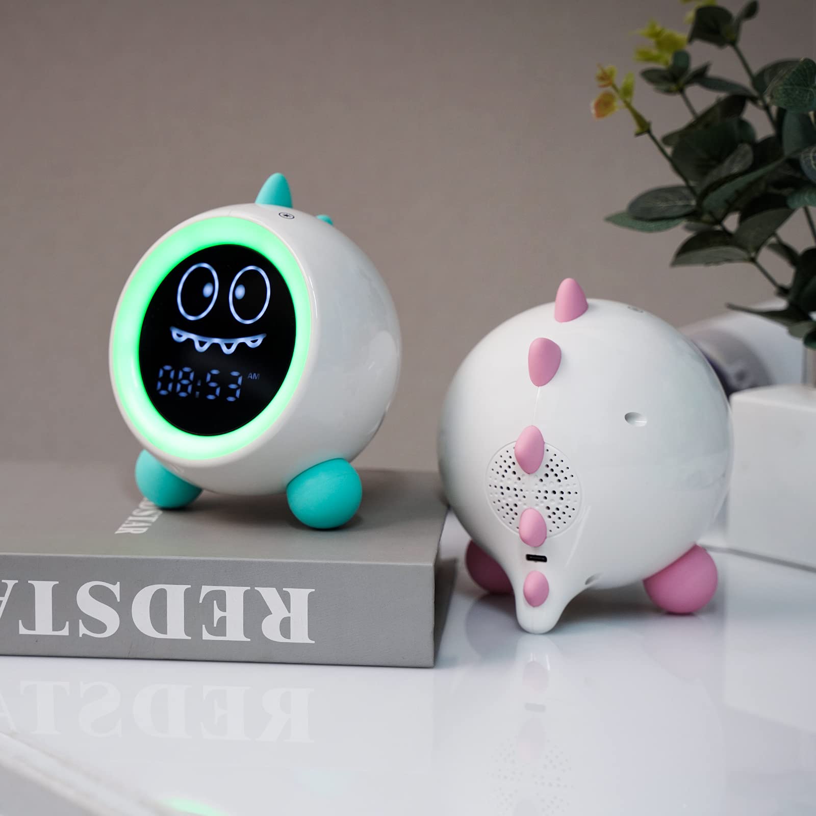 H-chin à l’échelle d’une main montrant taille pratique pour tout-petit