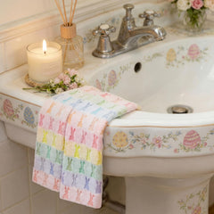 Ensemble Hahafelt suspendu sur porte-serviette dans salle de bain, apporte charme printanier