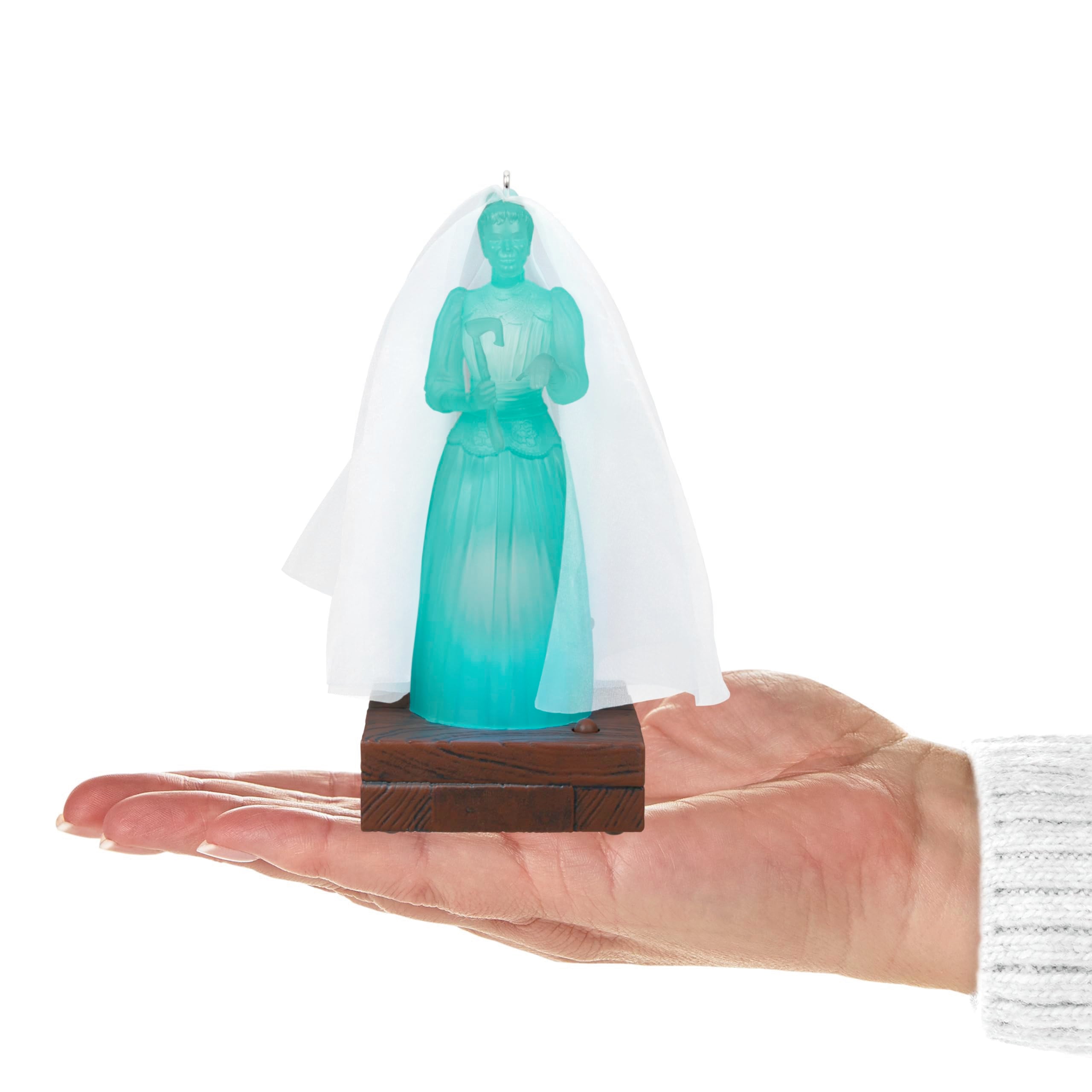 Hallmark Constance Hatchaway dans mise en scène sapin Haunted Mansion immersive