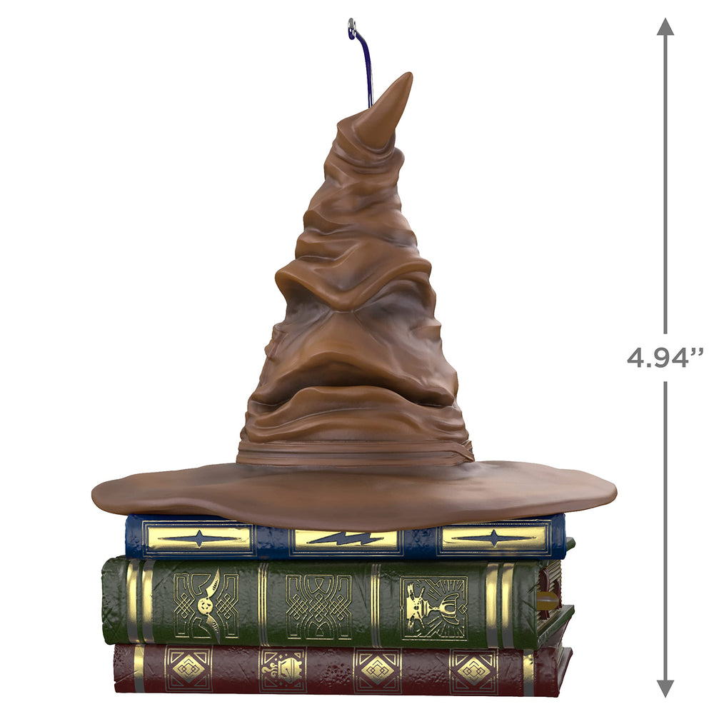 Hallmark Keepsake ornement accroché à un sapin montrant taille et intégration décor