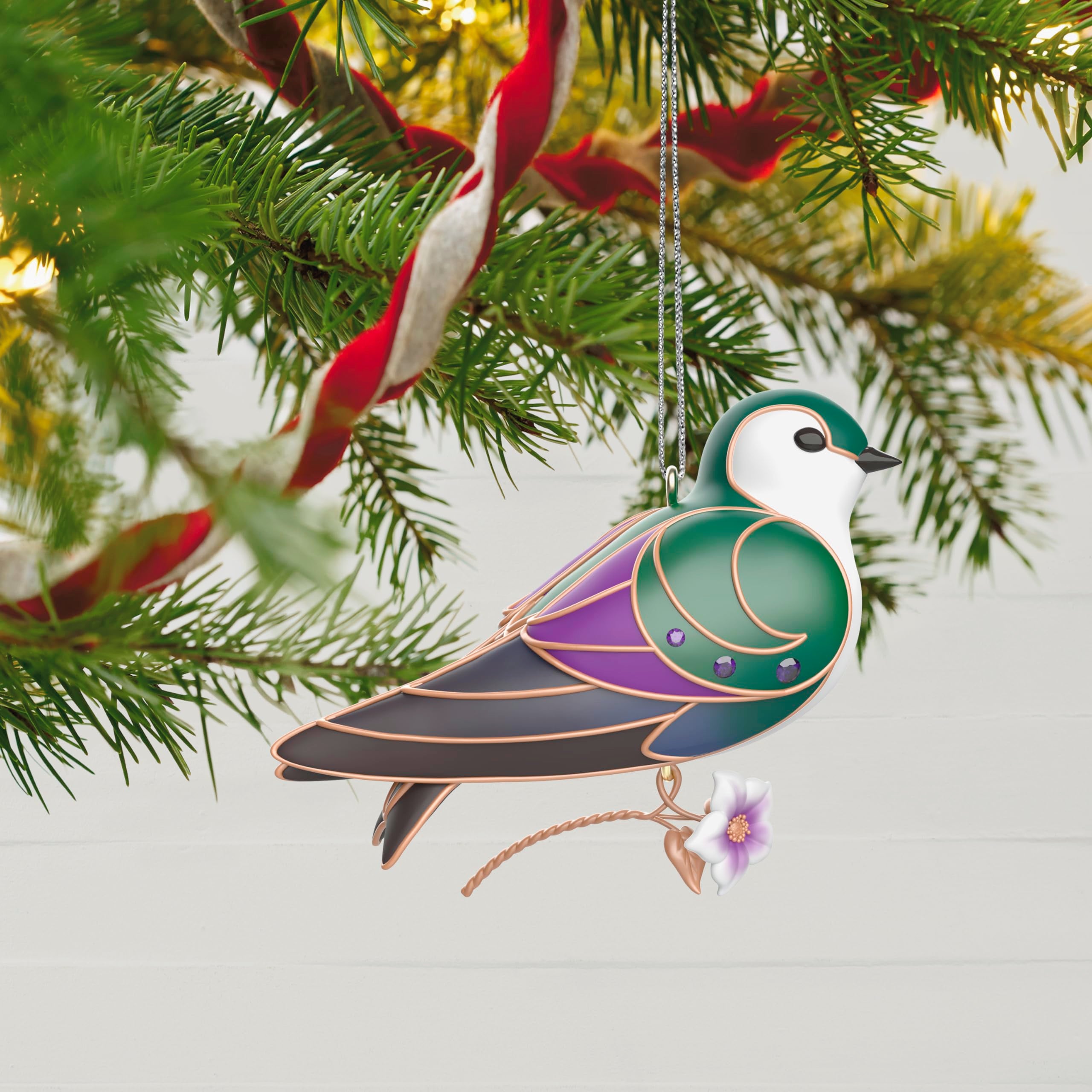 Hallmark Keepsake ornement suspendu sur sapin pour voir l'échelle et l'effet lumineux