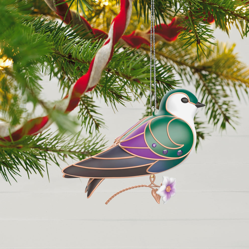 Hallmark Keepsake ornement suspendu sur sapin pour voir l'échelle et l'effet lumineux
