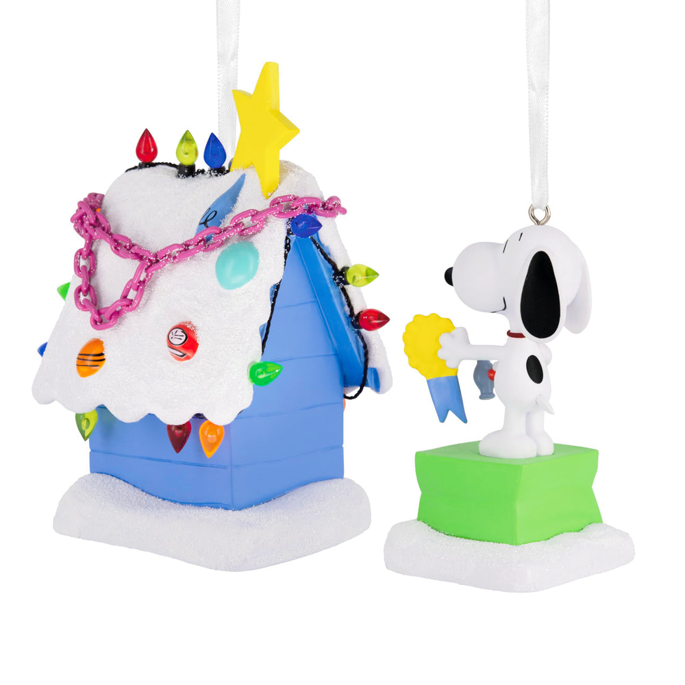 Hallmark niche décorée gros plan révélant détails et couleurs vives