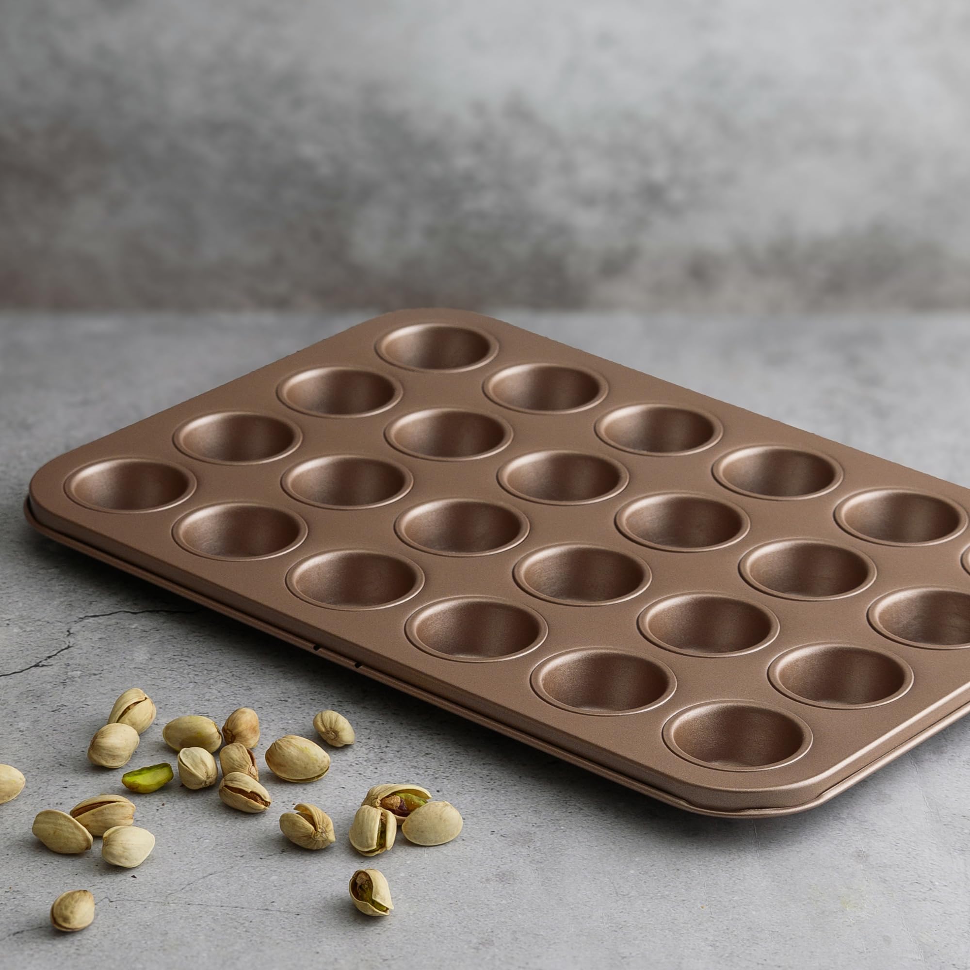 HAPPIELS moule en usage avec mini muffins sortant uniformément dorés