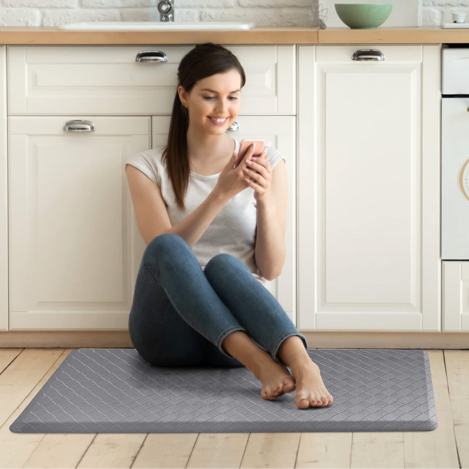 HappyTrends comparaison d'échelle avec une chaise montrant les dimensions compactes