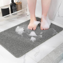 Hargiis vue face du tapis gris posé sur baignoire, sécurité renforcée