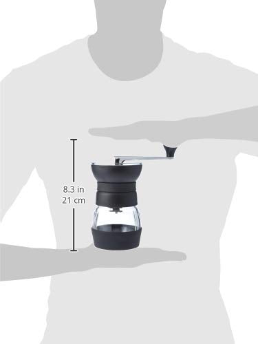 HARIO Skerton Pro comparaison taille main illustrant la portabilité pratique