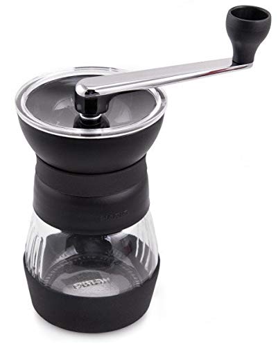 HARIO Skerton Pro en usage avec cafetière pour une préparation fraîche en voyage