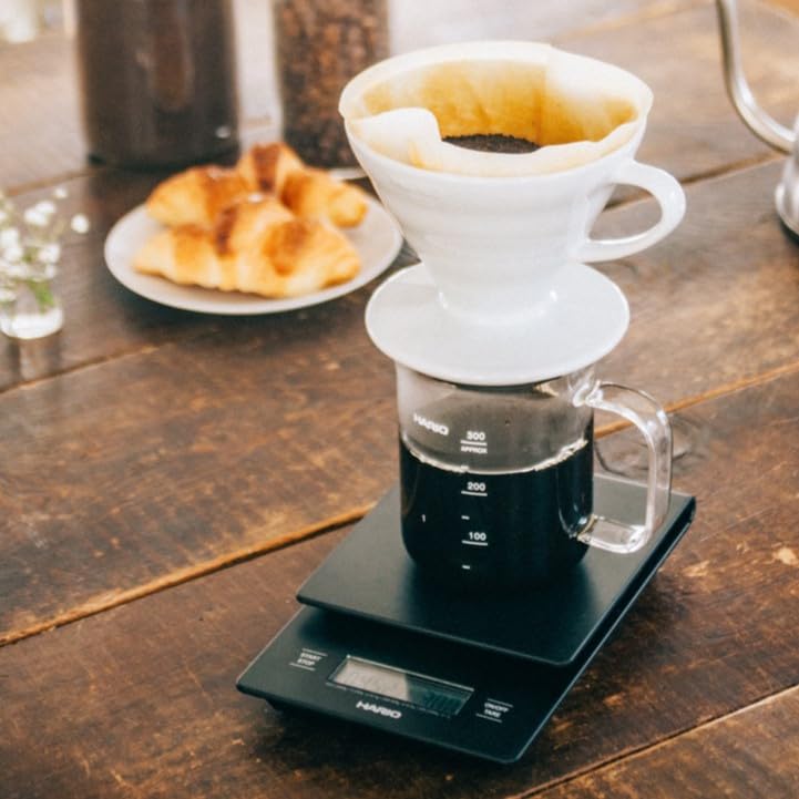 HARIO balance posée dans une cuisine minimaliste pour usage quotidien