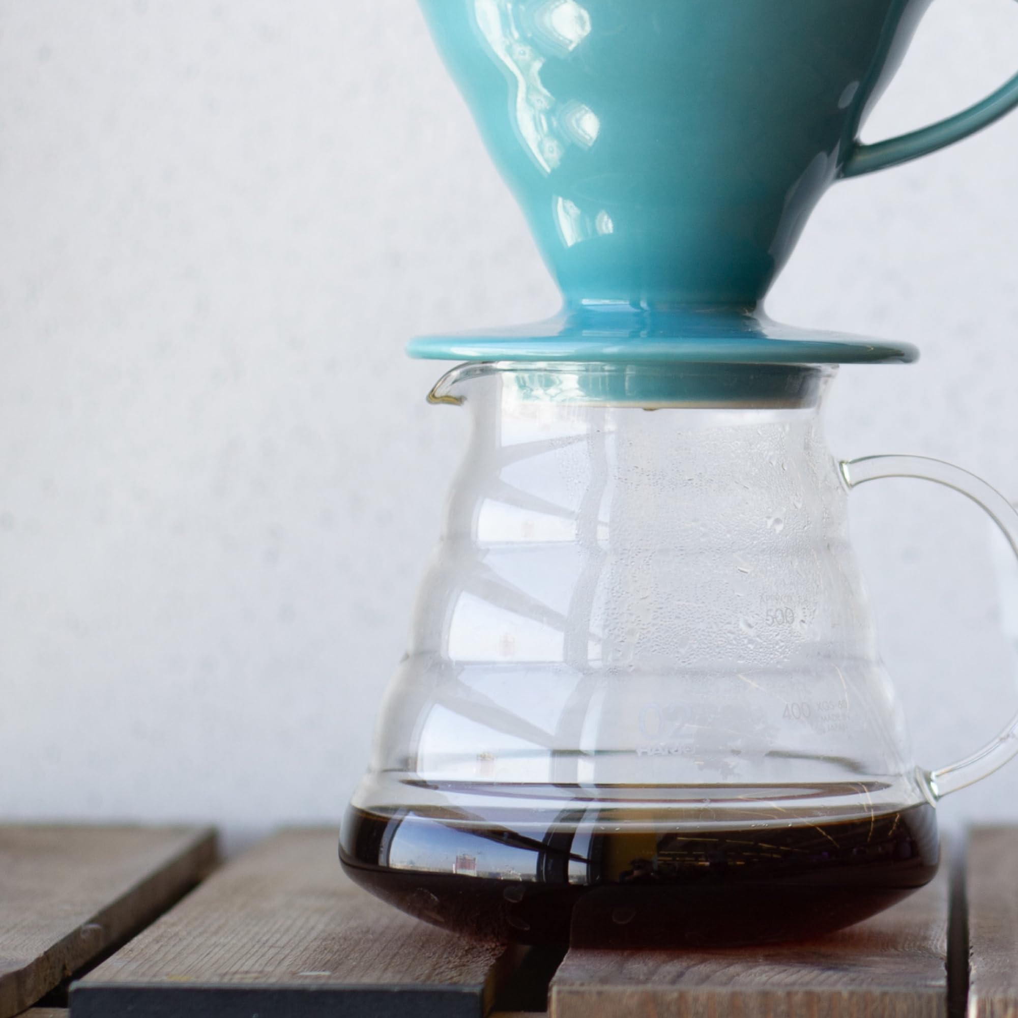 HARIO V60 Range Server en usage sous un cône V60 recueillant le café filtré