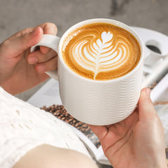 HASENSE mug tenu en main illustrant la prise ergonomique et la contenance
