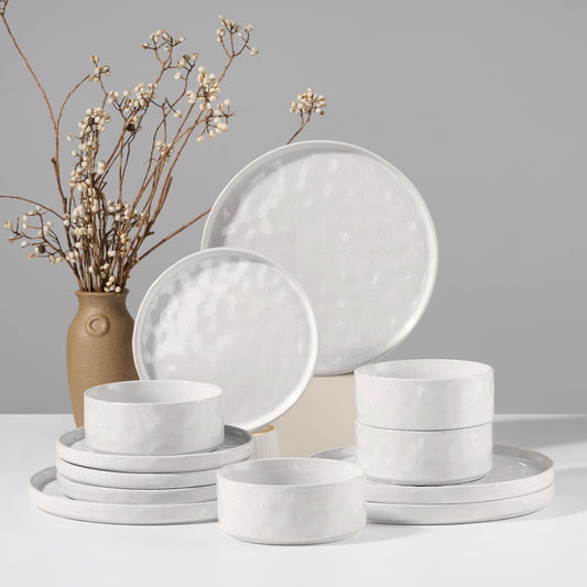 HaWare assiette face montrant design blanc moucheté et élégance