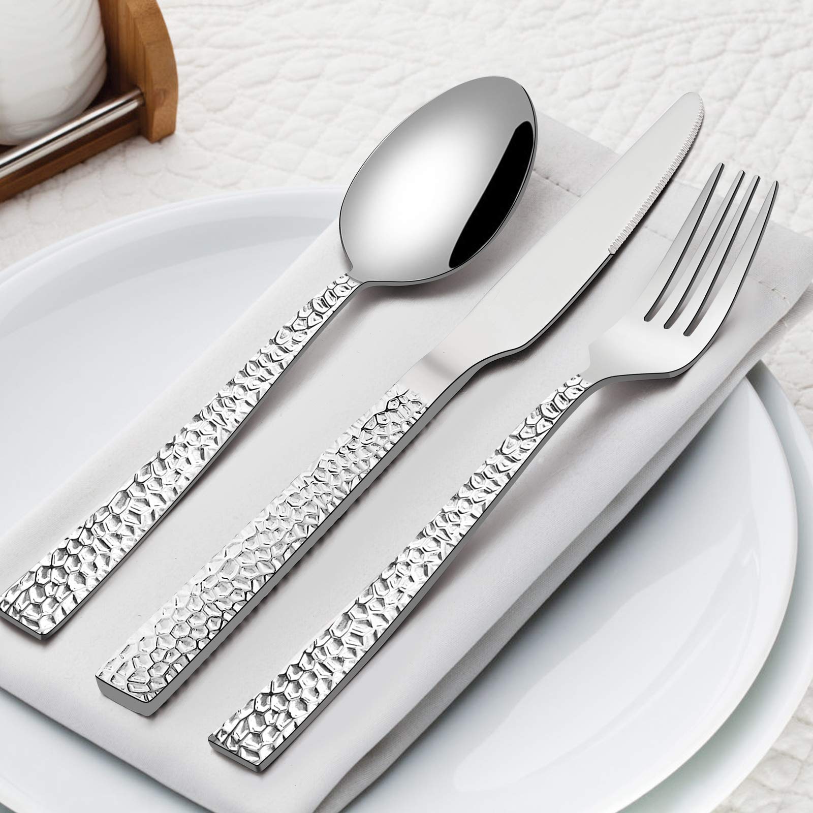 HaWare couverts disposés sur table décorée pour présentation raffinée