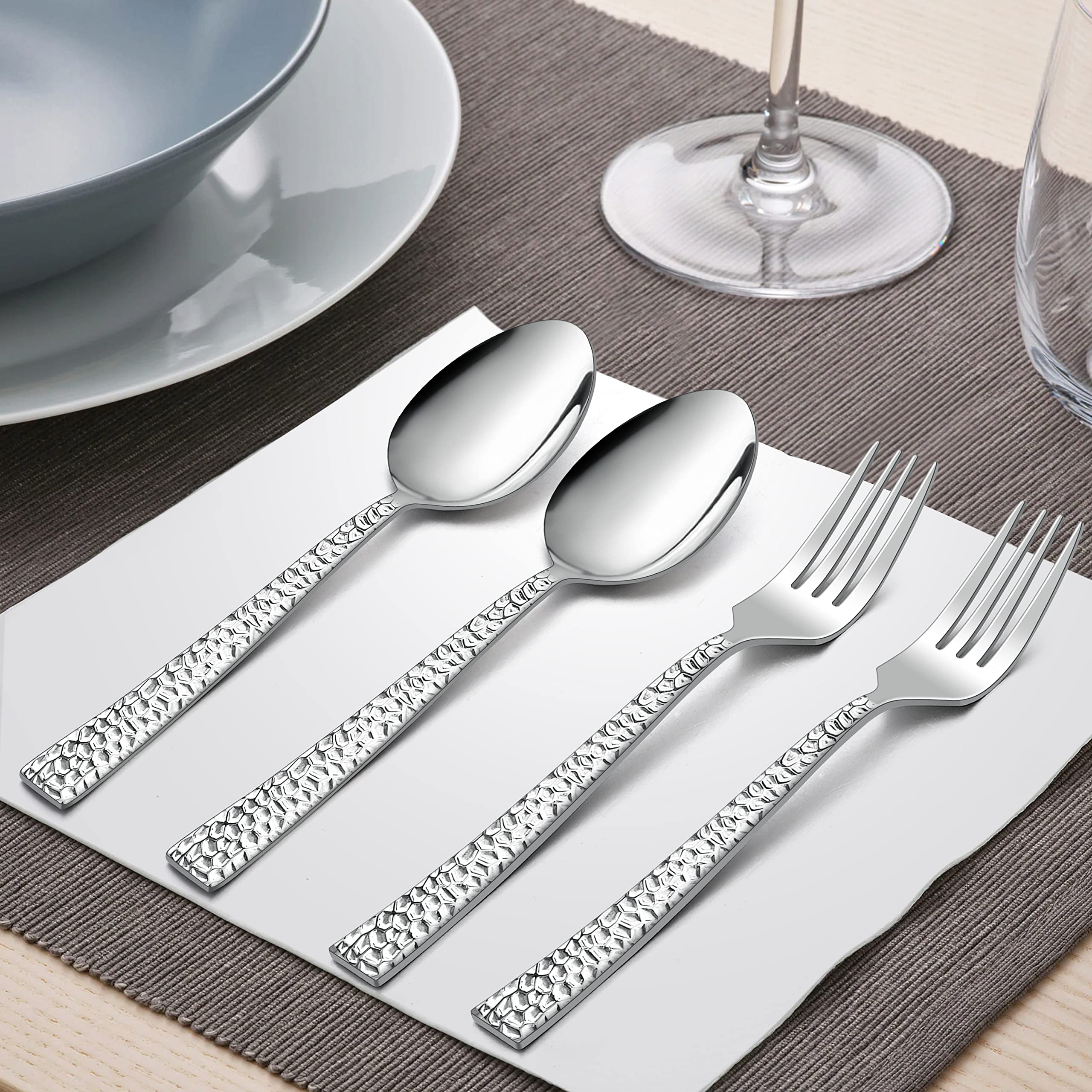 HaWare set vu en angle illustrant couteau fourchette et cuillère pratiques