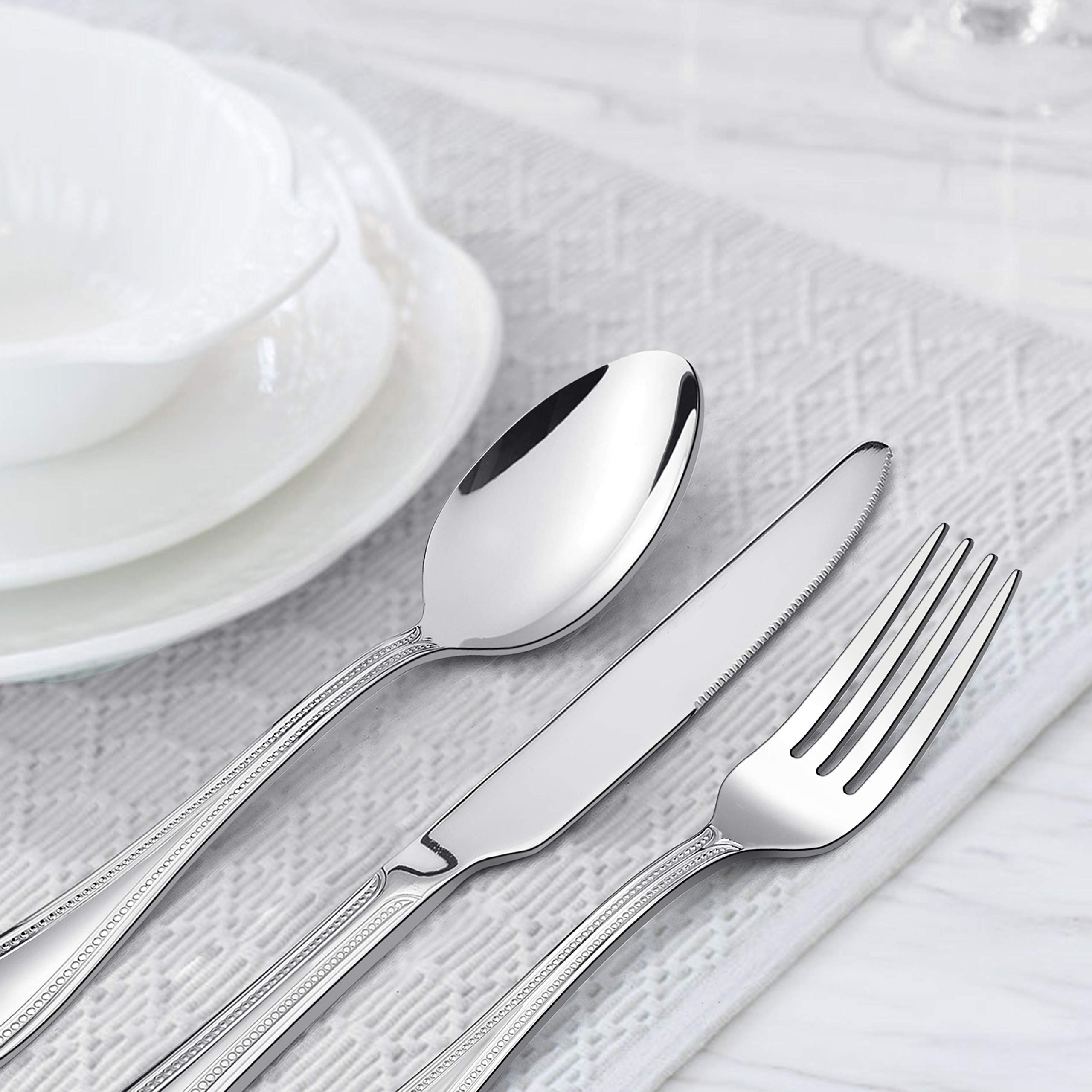 HaWare ensemble rangé sur nappe montrant coordination avec vaisselle variée