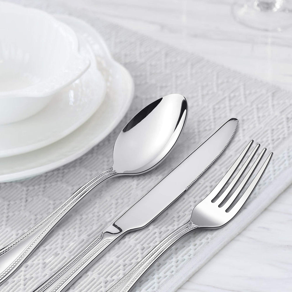 HaWare ensemble rangé sur nappe montrant coordination avec vaisselle variée