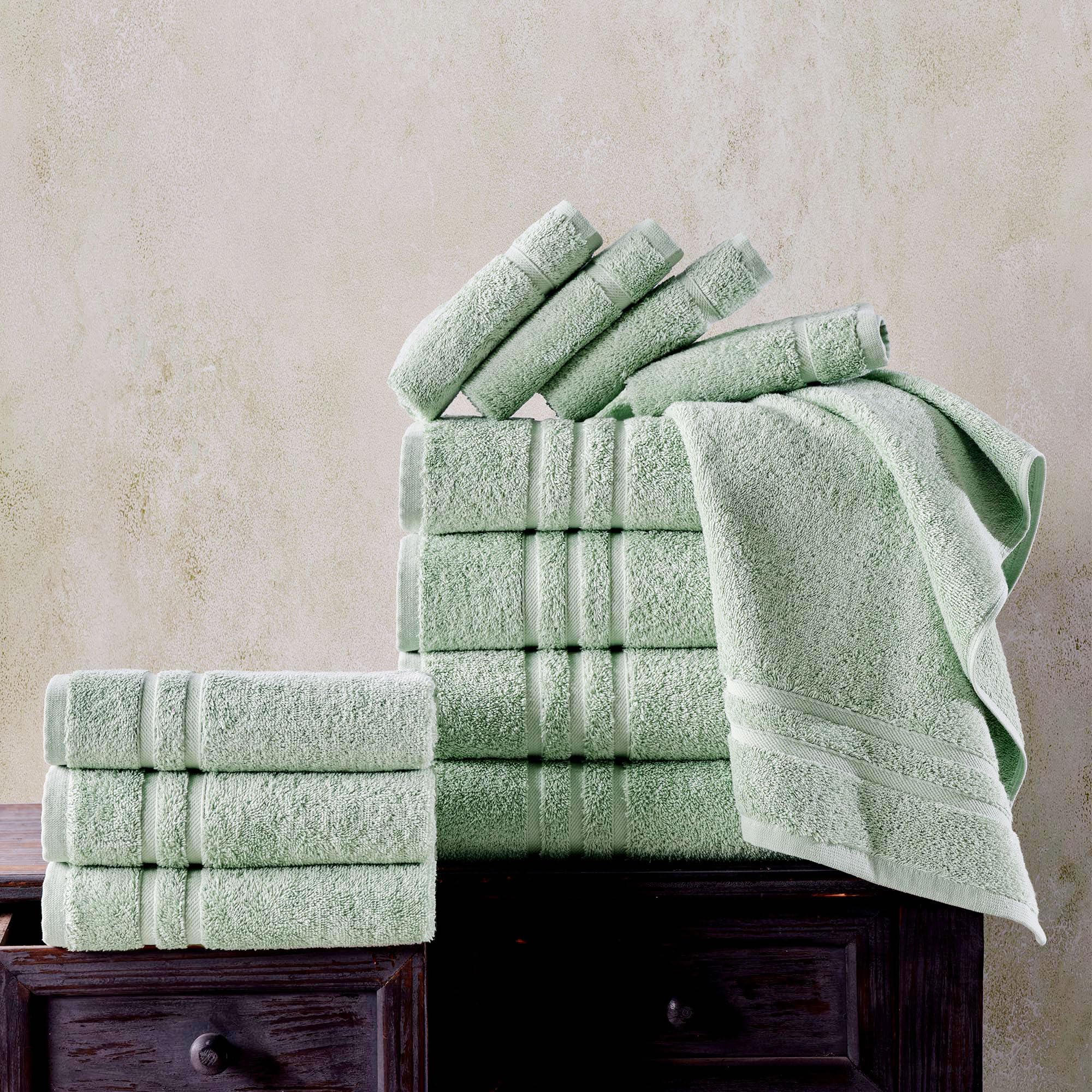 Hawmam Linen serviette à côté d'un objet pour échelle, dimensions et usage clair