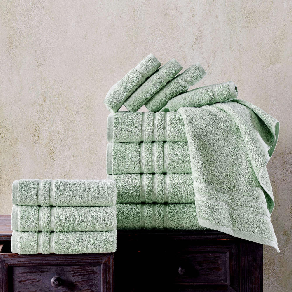 Hawmam Linen serviette à côté d'un objet pour échelle, dimensions et usage clair