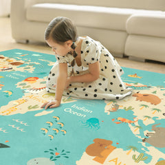 Hazo Haus enfant joue sur le tapis stimulant imagination et apprentissage