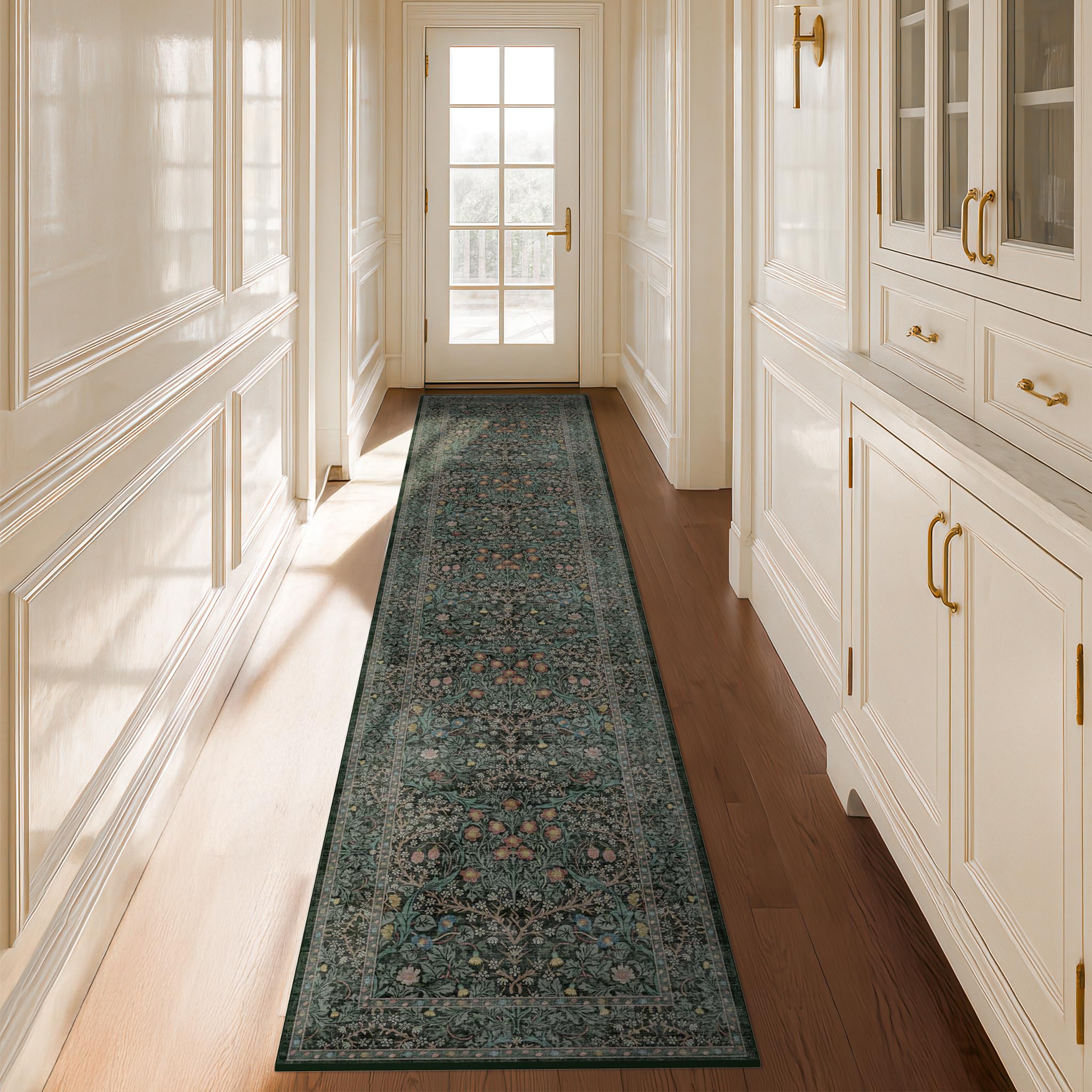 Hazo Haus tapis à l'échelle avec chaussures démontrant longueur 10 pieds