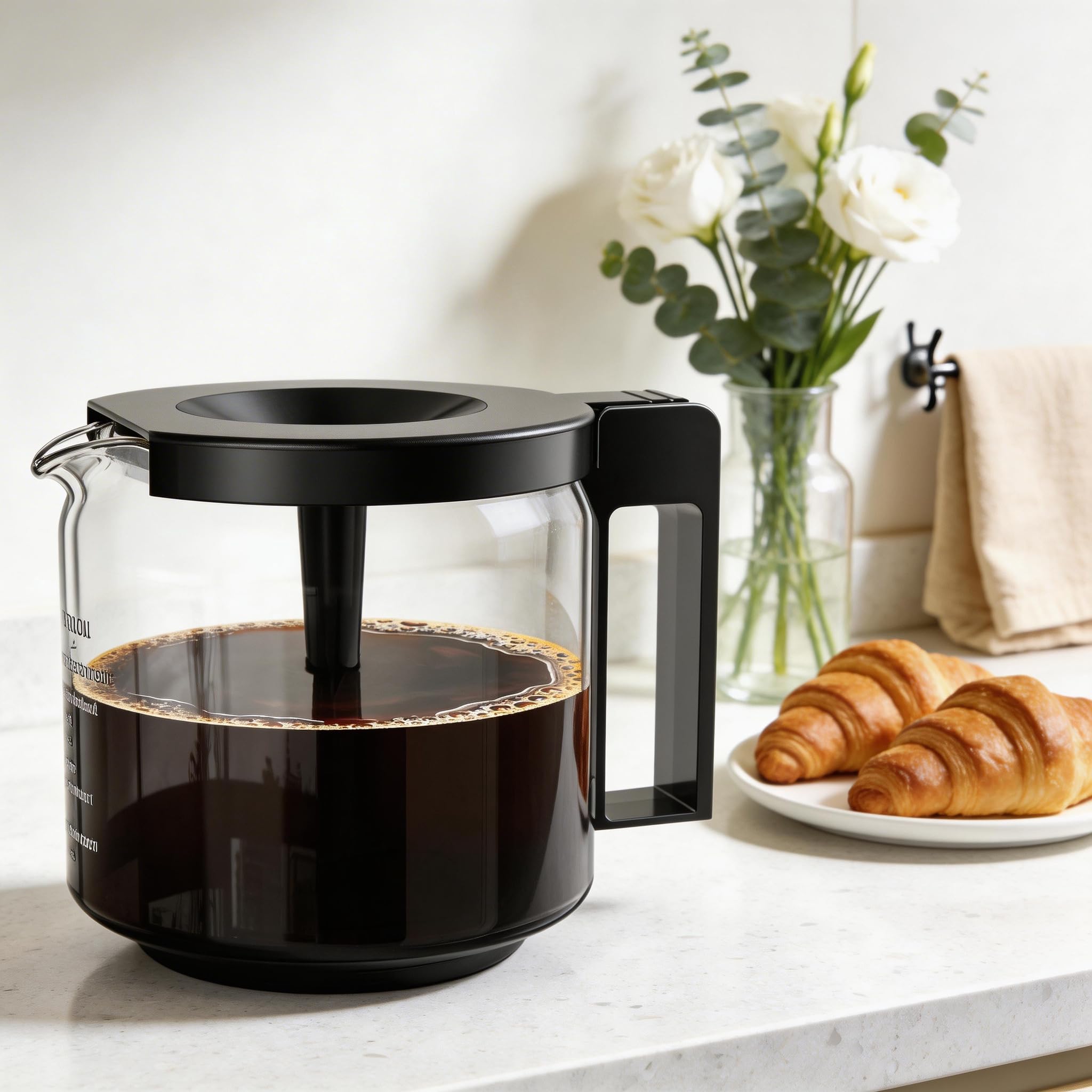 HBCyole comparaison taille carafe à côté d'objets d'usage pour échelle