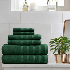 Hearth & Harbor serviette drapée dans une salle de bain stylée montrant aspect décoratif