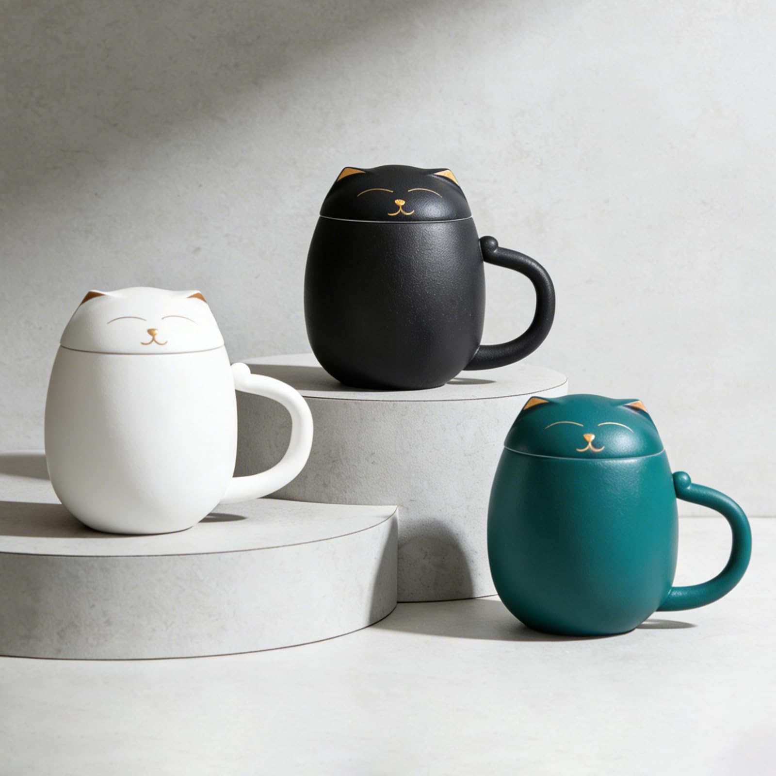 HEER tasse à côté d'une main, comparaison de taille et ergonomie