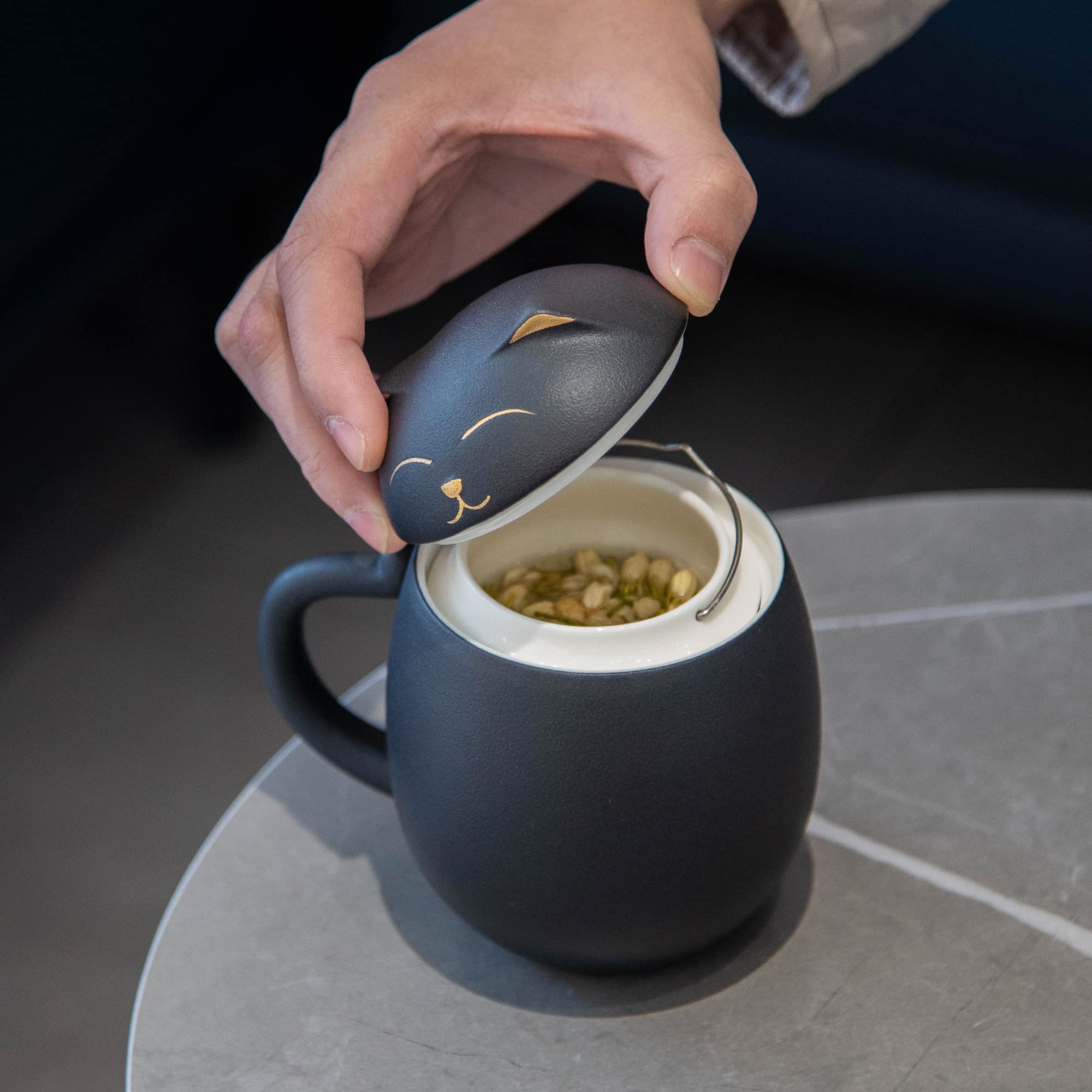 HEER couvercle utilisé comme soucoupe, protège la table des gouttes