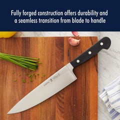 HENCKELS couteau de chef en action hachage efficace d’herbes et légumes