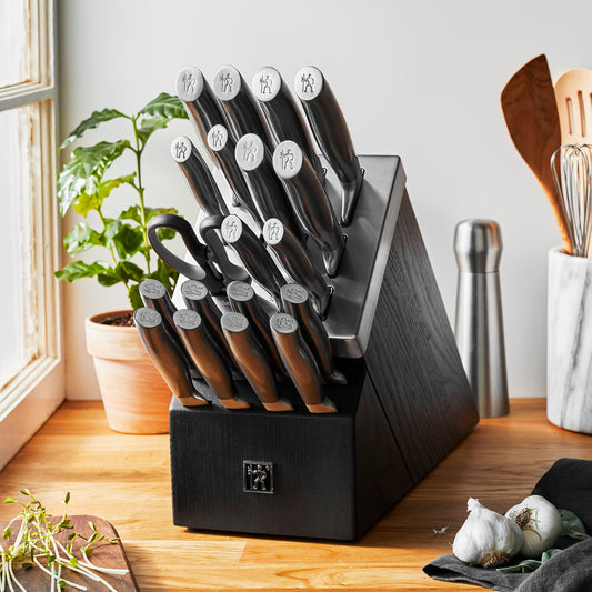 HENCKELS Graphite gros plan lame satinée montrant neteté et durabilite