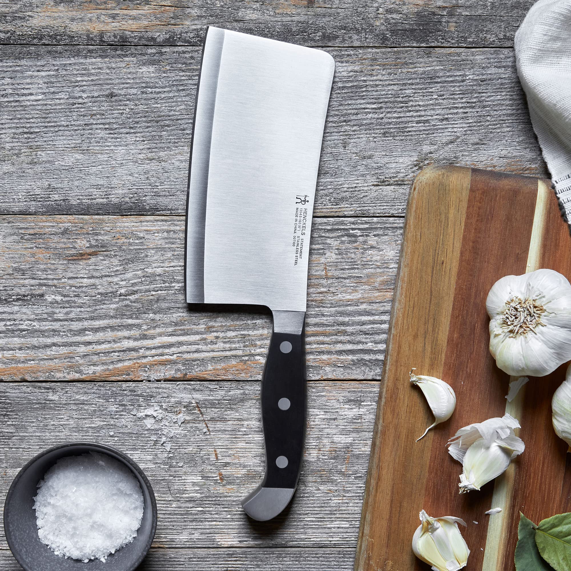 HENCKELS hachoir en action découpant un gros morceau de viande pour efficience