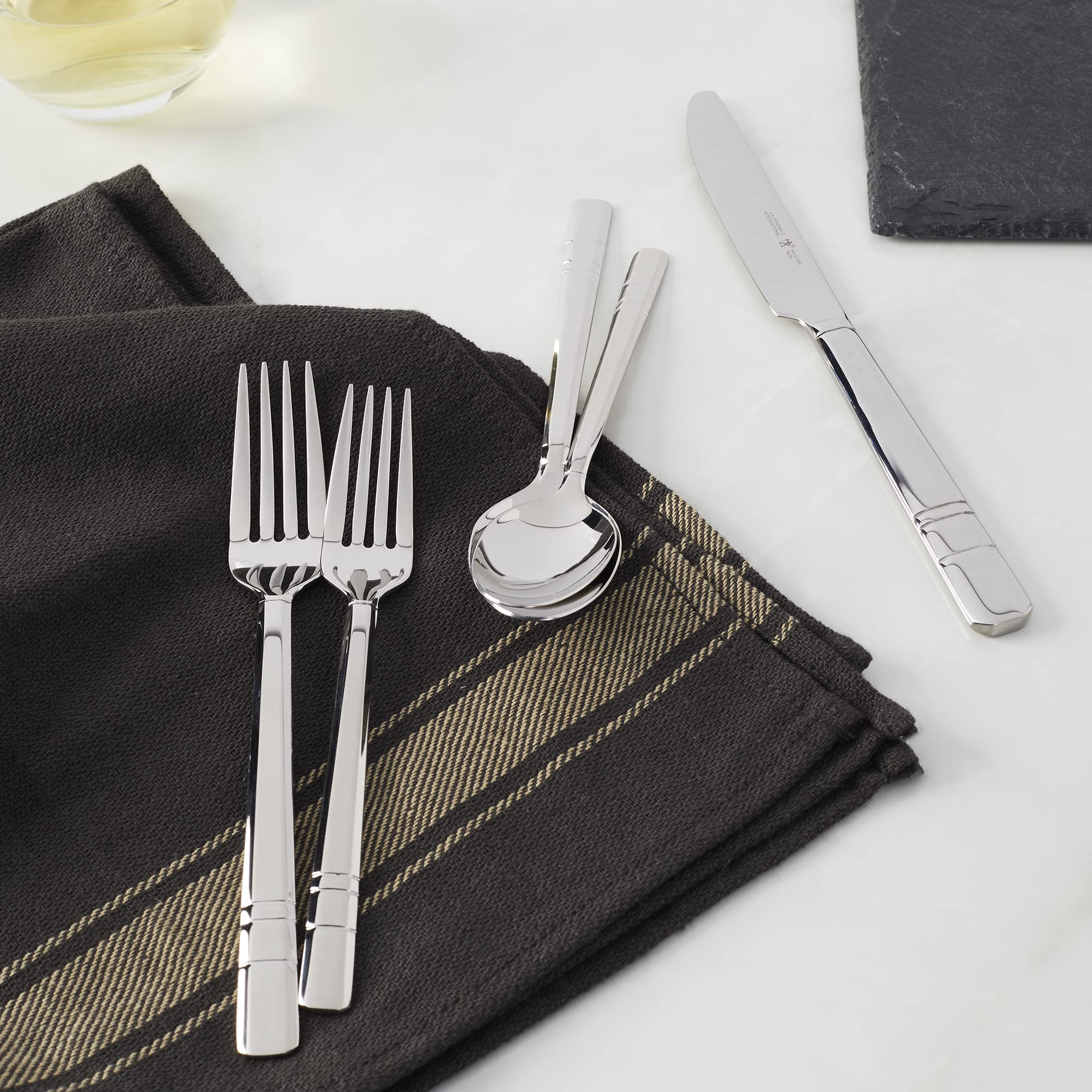 HENCKELS pièces de service alignées, praticité pour buffet