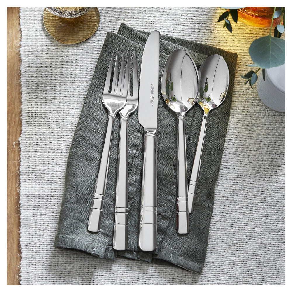 HENCKELS couverts disposés en table dressée, aspect professionnel