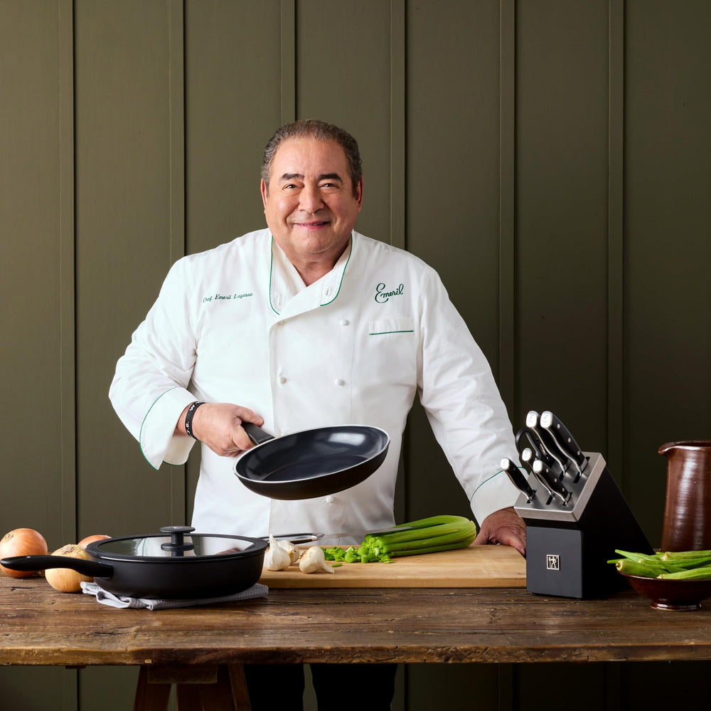 HENCKELS manche avec logo Emeril indiquant design signé et distinction
